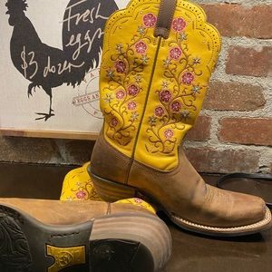 Gently used Ariat embroidered boots size 6.5